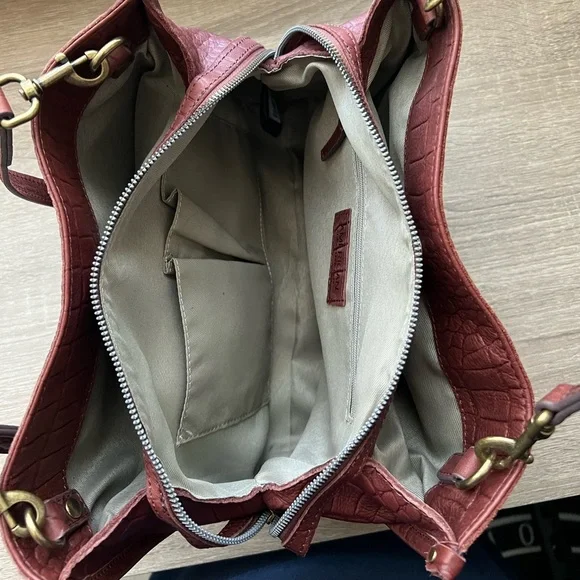 AMERICAN LEATHER CO. Lenox Brown triple entry leather Crocodile-Embossed bag - Picture 12 of 16